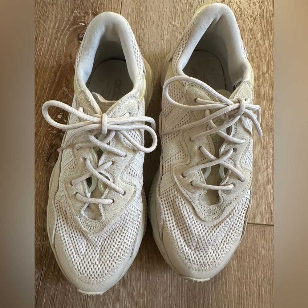 Women Adidas Ozweego Shoe size 8